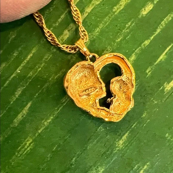 Avon Gold Pendant Necklace - Picture 4 of 6